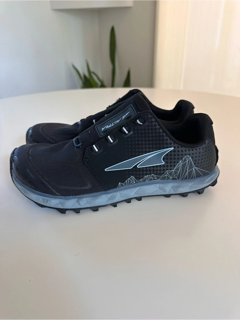 ALTRA superior 4.5 gator trap athletic women’s size 7.5 black/blue